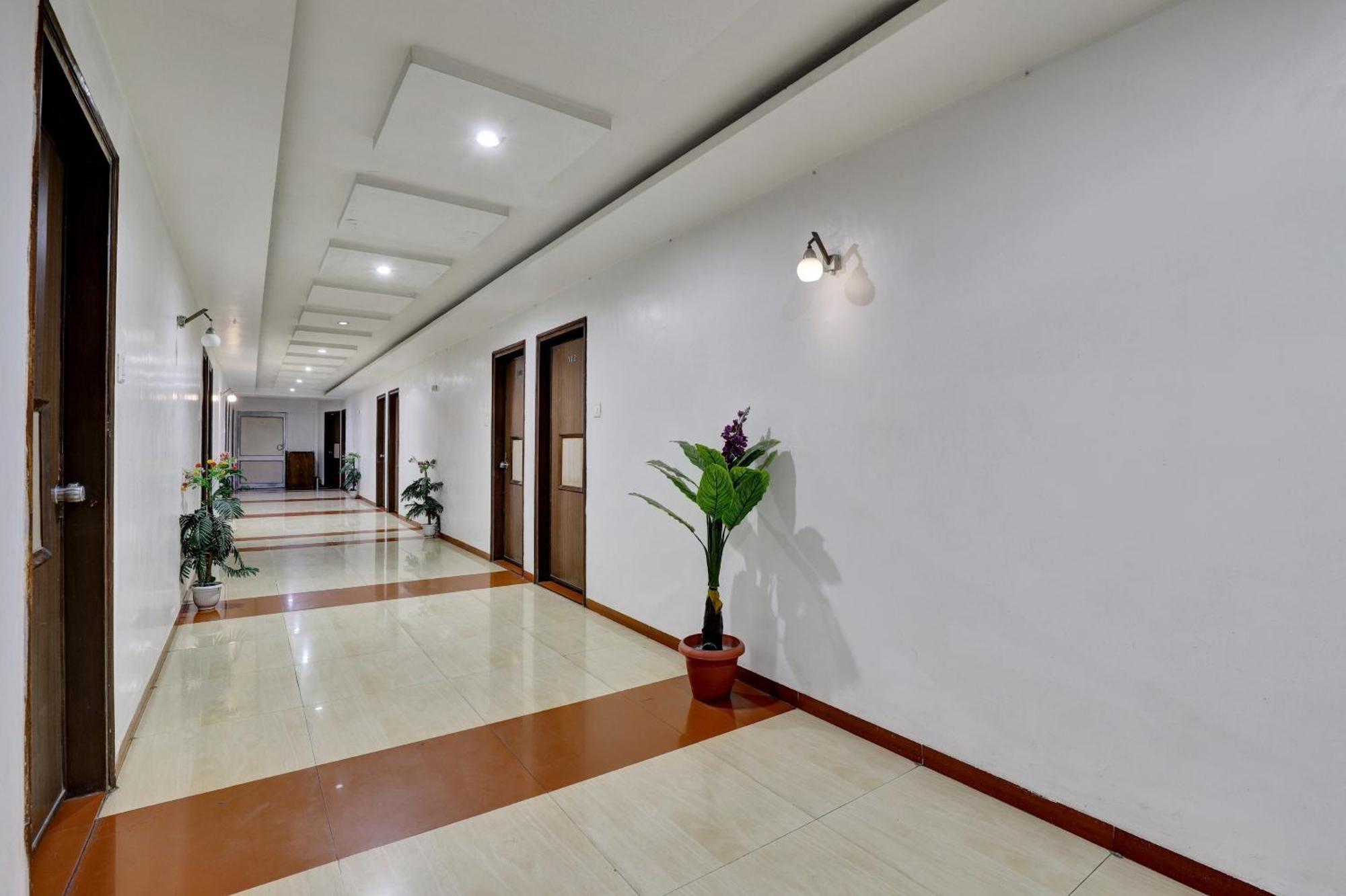 Collection O 82926 Hotel Royal Plaza Ахмедабад Екстериор снимка