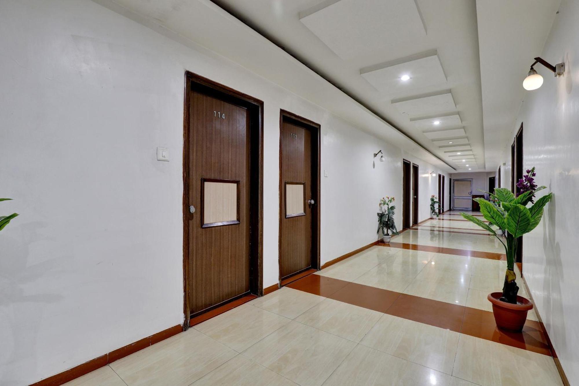 Collection O 82926 Hotel Royal Plaza Ахмедабад Екстериор снимка